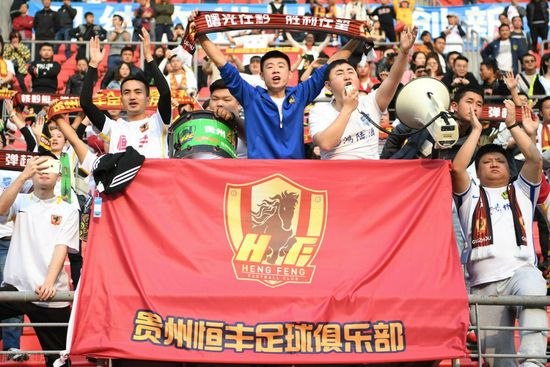 话音刚落，那群黑衣人便已经将高桥英吉乘坐的劳斯莱斯团团围住。